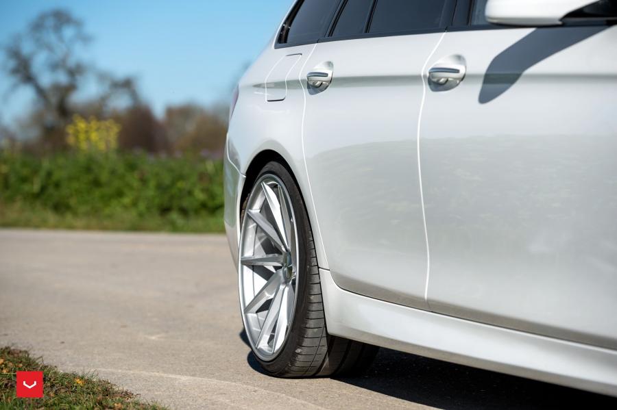 Детали экстерьера BMW 5-Series Touring on Vossen Wheels (CVT) 2016 года  (фото 4 из 17)